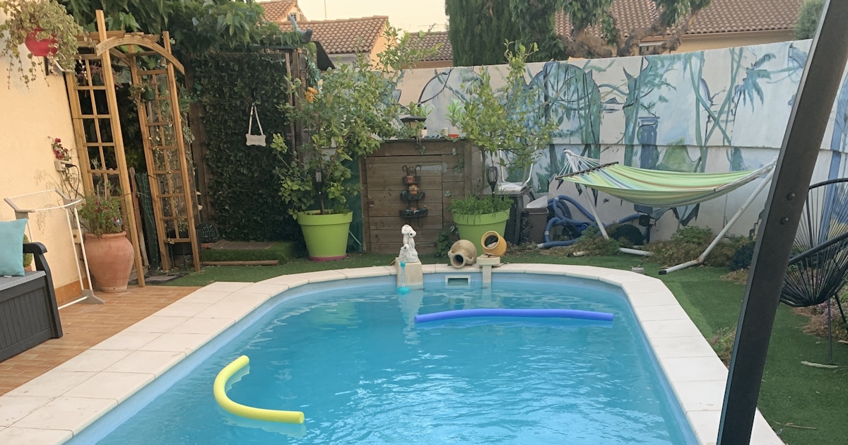 Piscine Privée à Lunel avec Terrasse Ombragée et Jardin