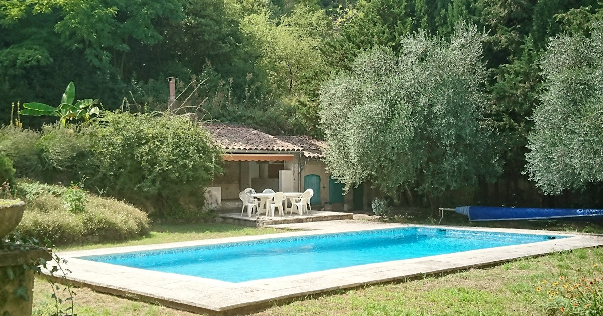 Piscine Privée à Viviers 10x5m avec Pool House et Jardin
