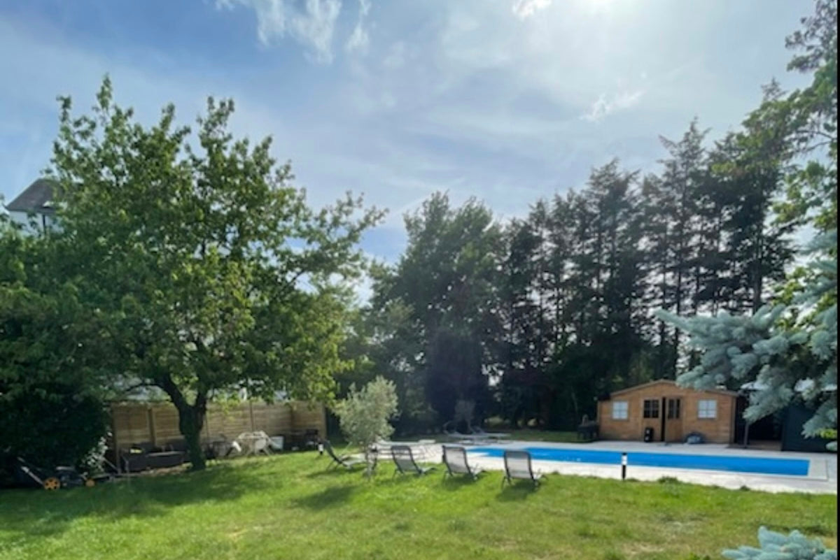 Grande Piscine Privée avec Chalet à Saint-Avertin