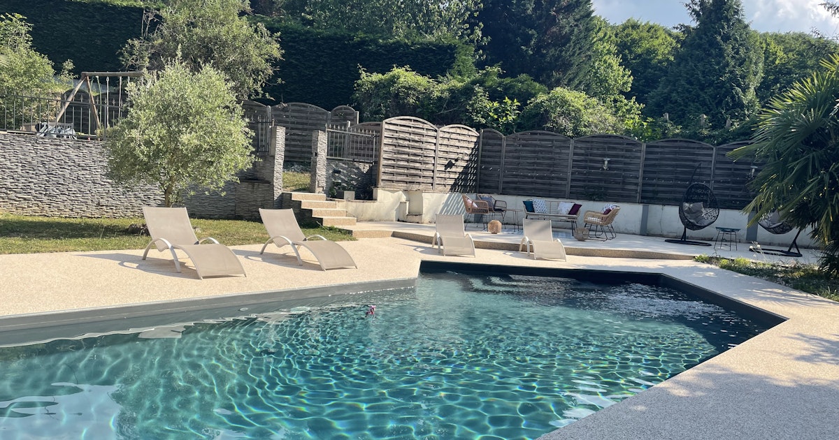 Grande Piscine Lagon en Pleine Forêt à 25 min de Lyon