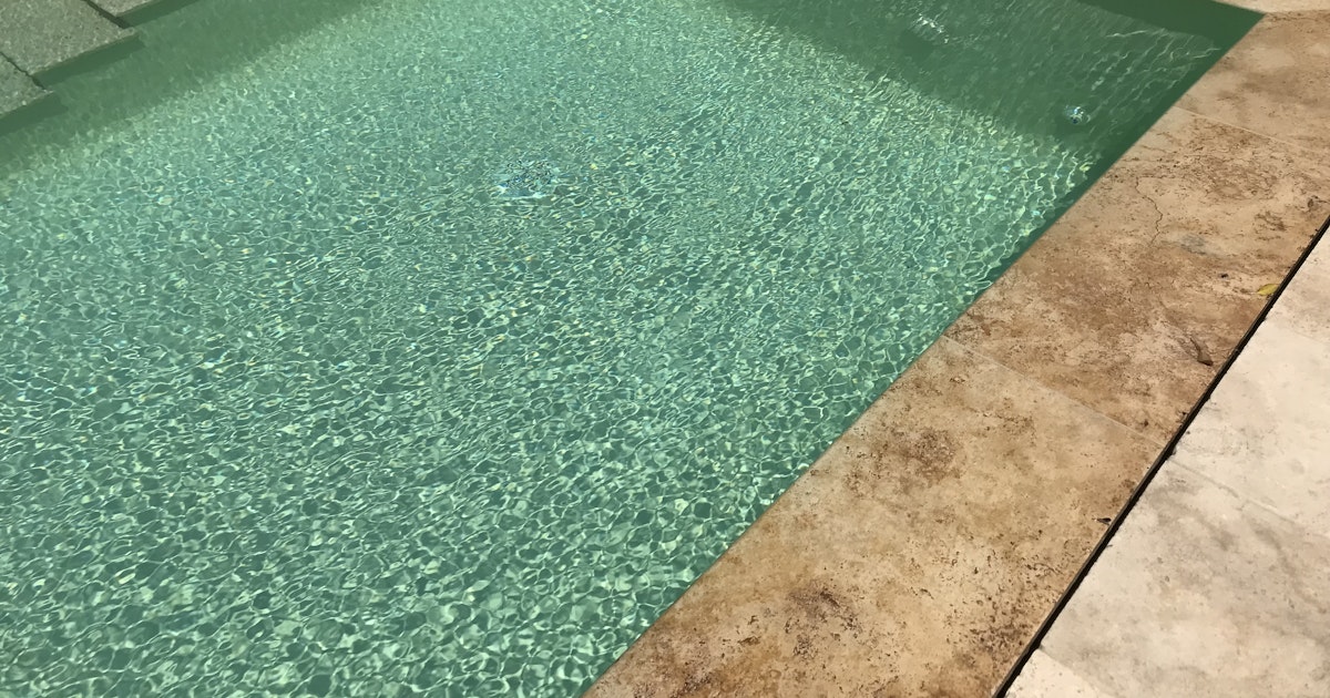 Piscine à Débordement Privée Cavaillon 8m x 3.5m Provence