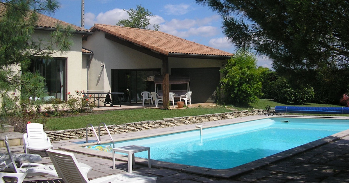 Grande Piscine à l'Ombre d'un Pin Parasol