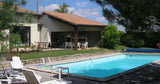 Grande Piscine à l'Ombre d'un Pin Parasol 1