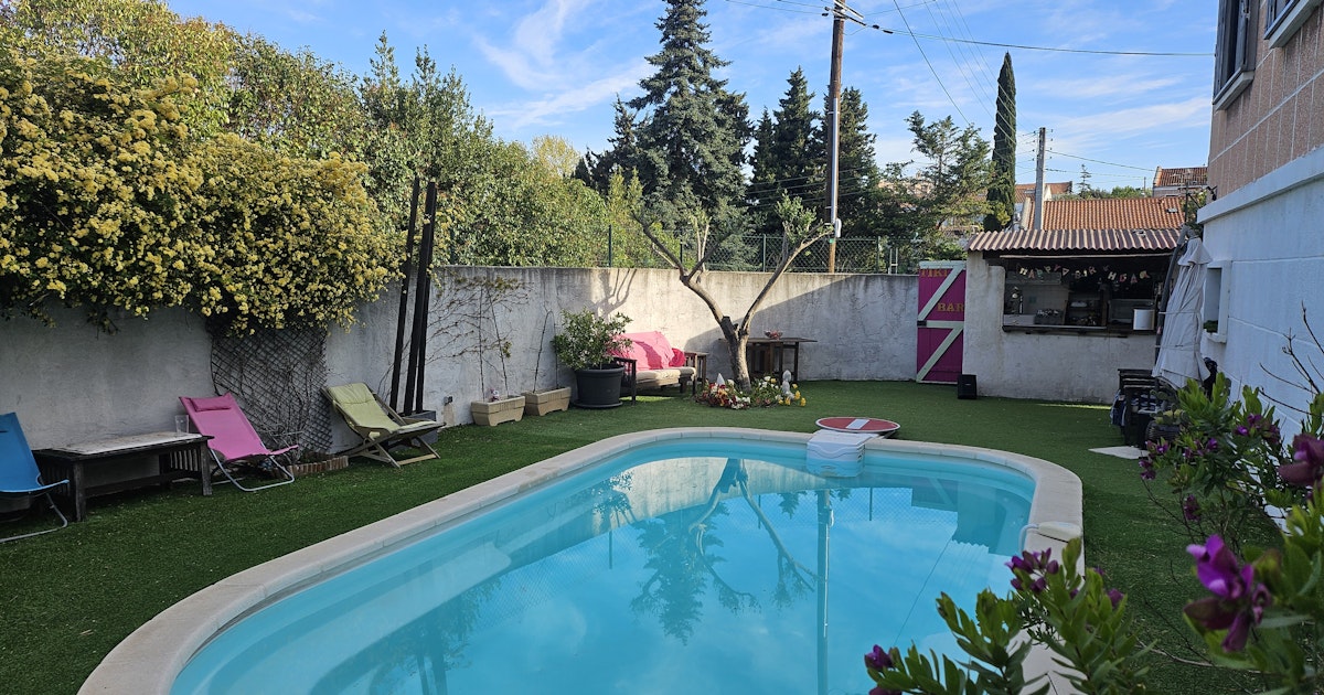 Belle Piscine Privée à Marseille avec Jardin et Barbecue