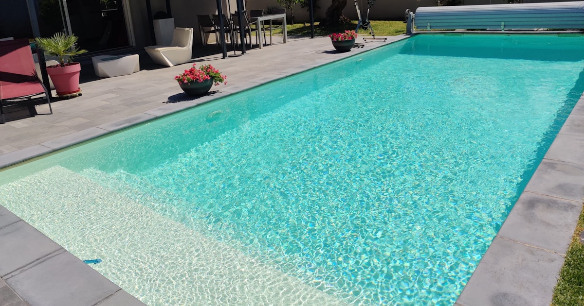 Grande Piscine Privée à Montpellier 10x4m avec Terrasse et Barbecue