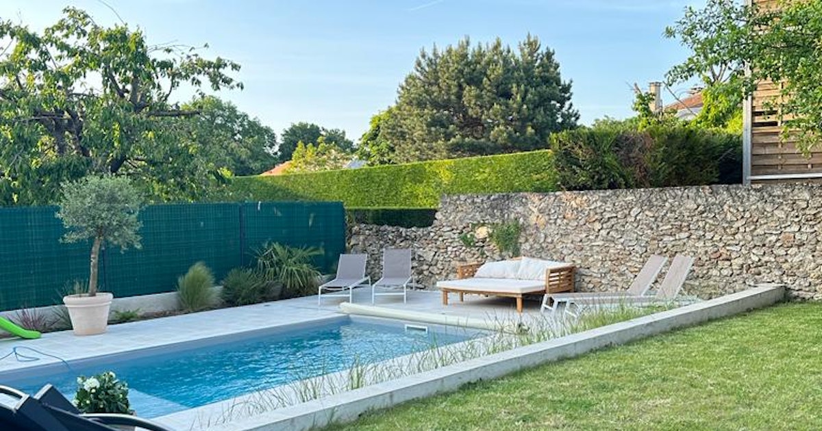 Belle Piscine Chauffée et Sécurisée pour Famille à Noiseau
