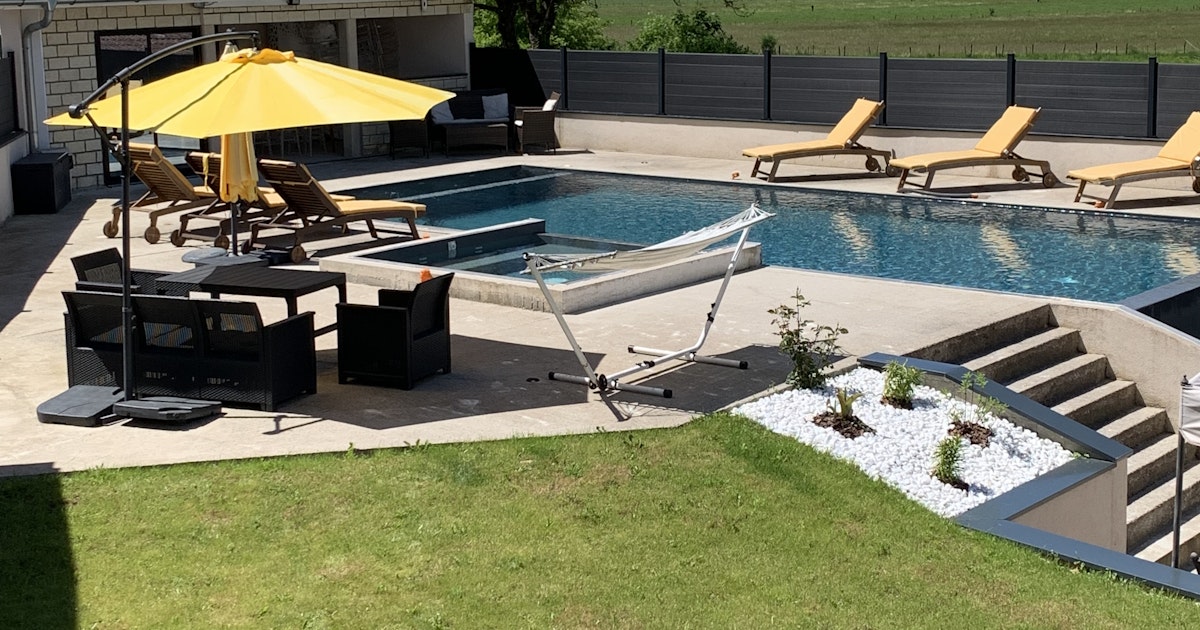Piscine à Débordement et Jacuzzi Privés à Lavancia-Epercy