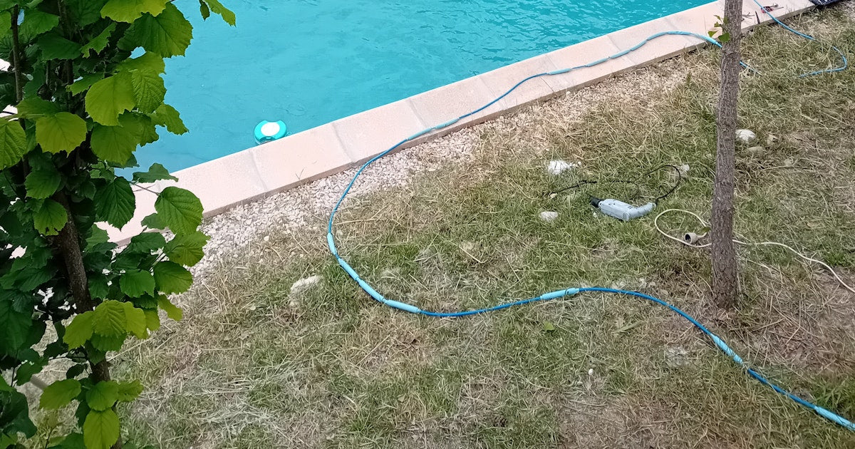 Belle Piscine au Sel dans un Écrin de Verdure