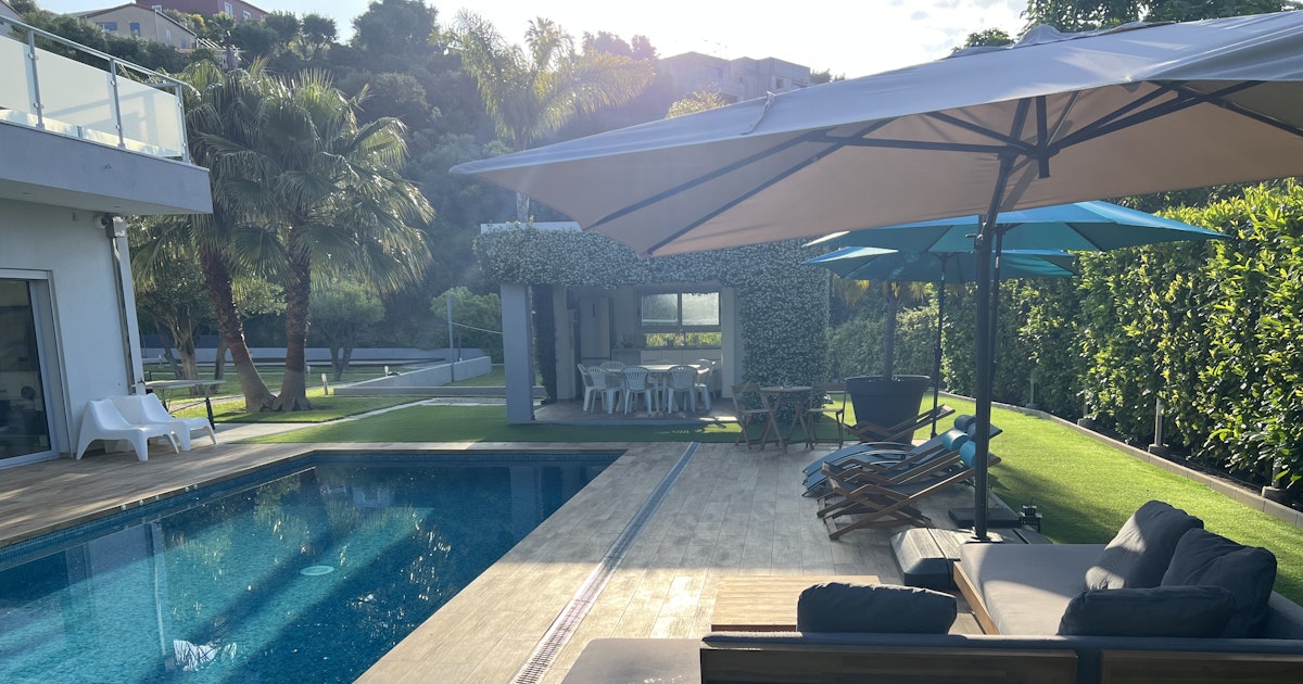 Jolie Piscine avec Terrasses et Terrain Arboré à Nice