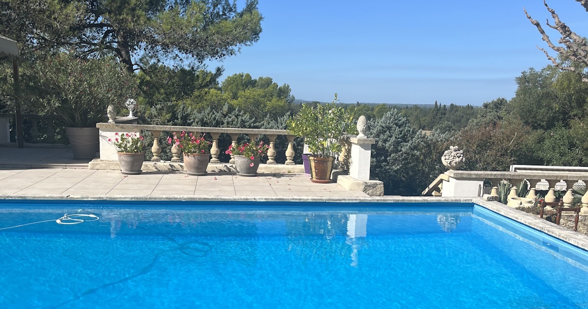 Piscine Privée 15x8m à Eygalières avec Jardin et Cuisine d'Été