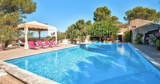 Piscine Privée 15x8m à Eygalières avec Jardin et Cuisine d'Été 2