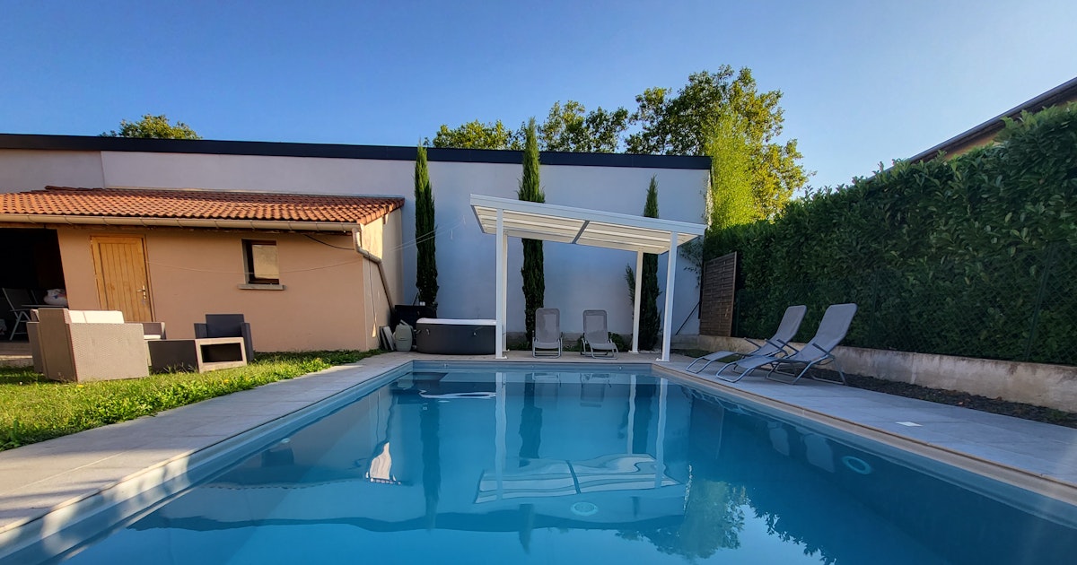 Piscine Privée Chauffée à Jonage avec Accès Intérieur