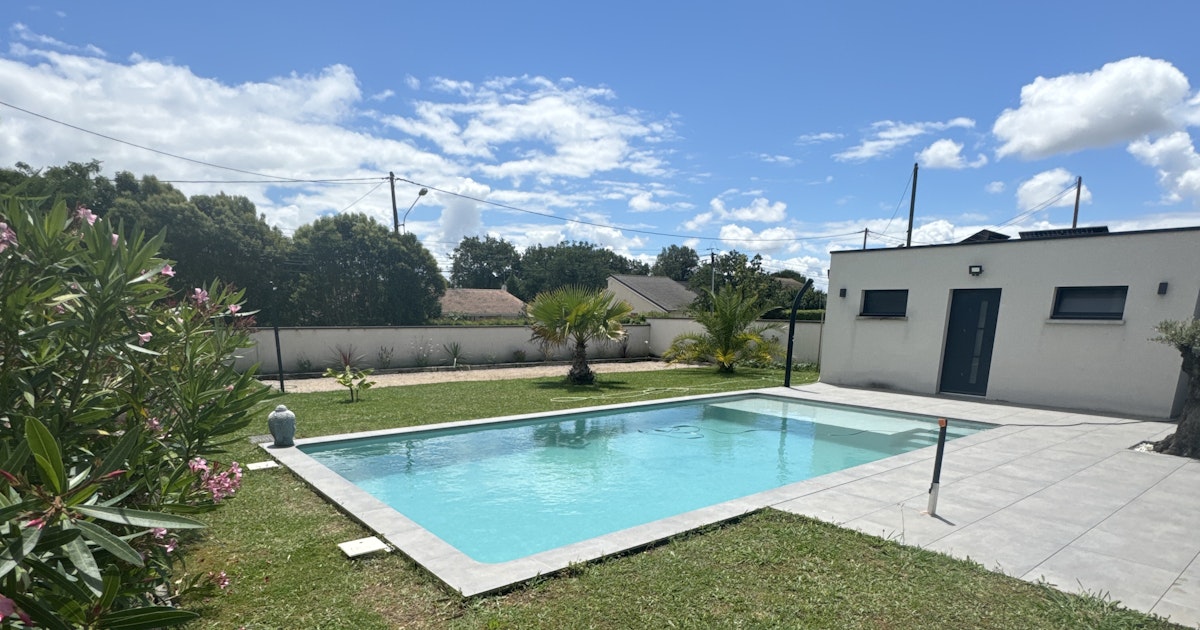 Belle Piscine Chauffée avec Plage Immergée à Miremont