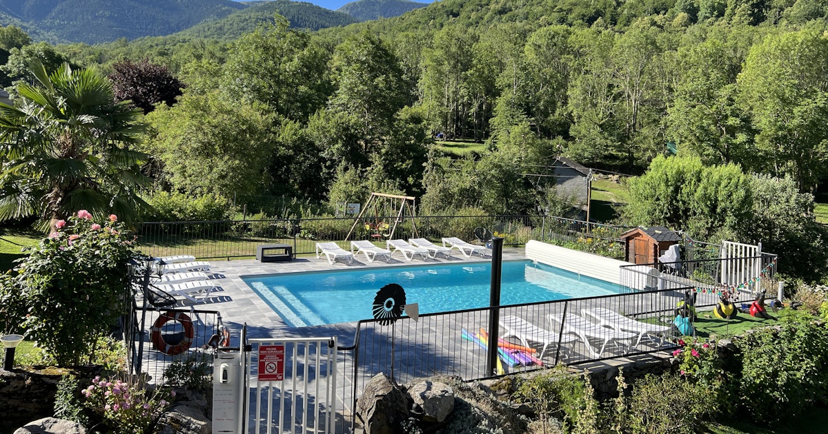 Grande Piscine Privée à Miglos avec Jardin et Guinguette