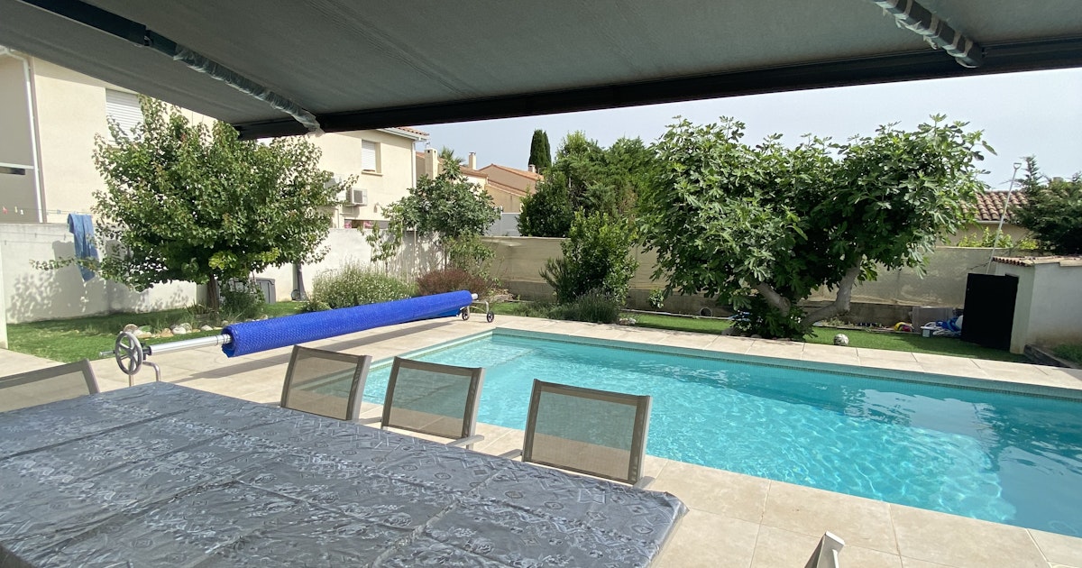 Piscine Moderne avec Grande Terrasse et Espace Détente