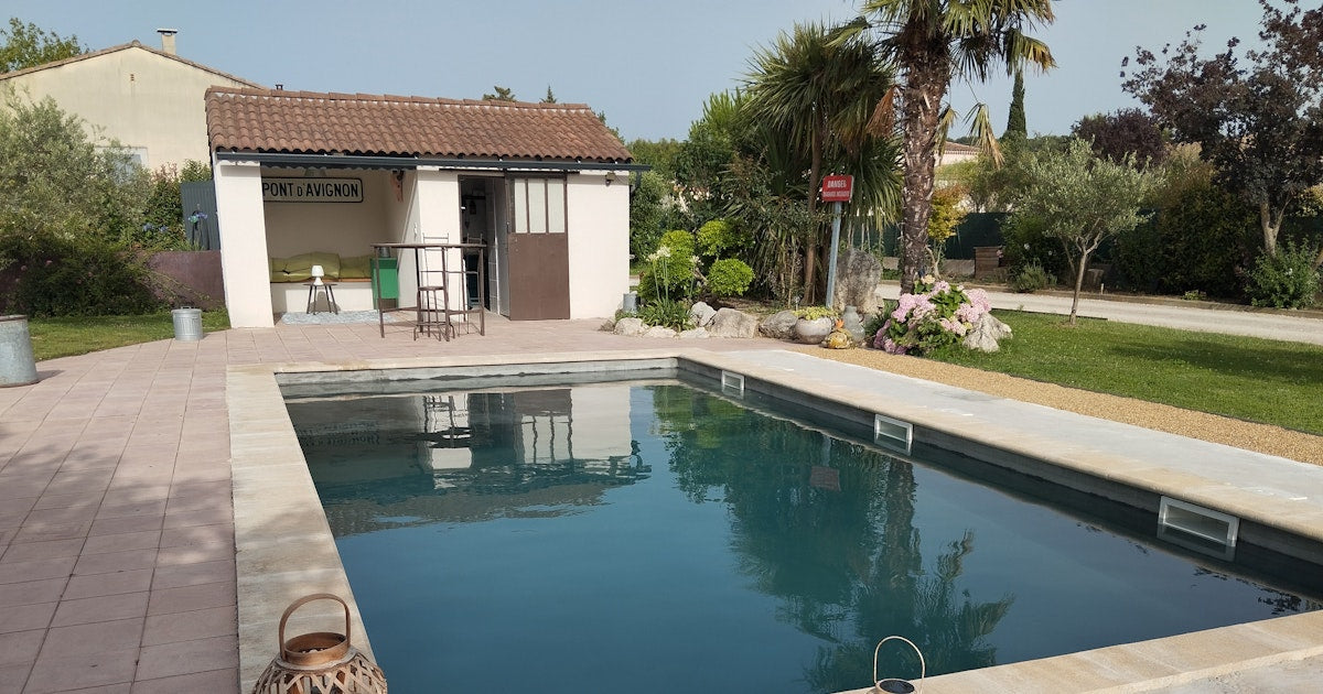 Belle Piscine Lagon avec Plage Immergée à Pernes-les-Fontaines