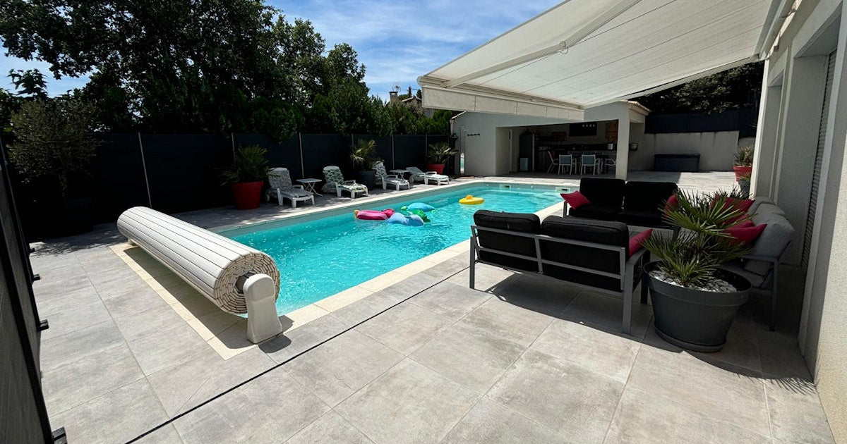 Grande Piscine 10,5x4 Chauffée avec Pool House à La Motte-d'Aigues