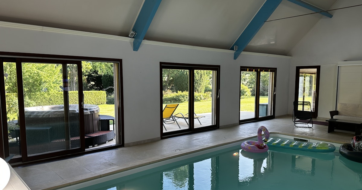 Belle Piscine Intérieure Chauffée à Faverolles avec Jardin