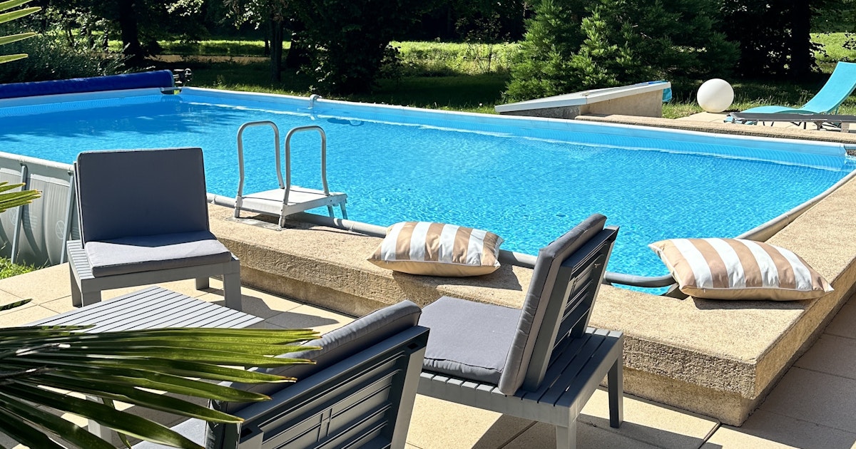 Belle Piscine dans un Écrin de Verdure à Jaulny