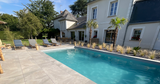 Piscine Privée avec Décor Asiatique et Jacuzzi à Farceaux 2