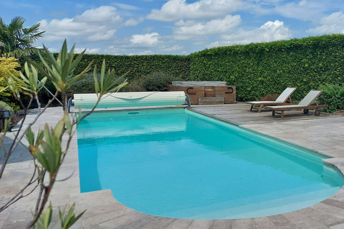 Belle Piscine à la Campagne avec Eau Salée Chauffée