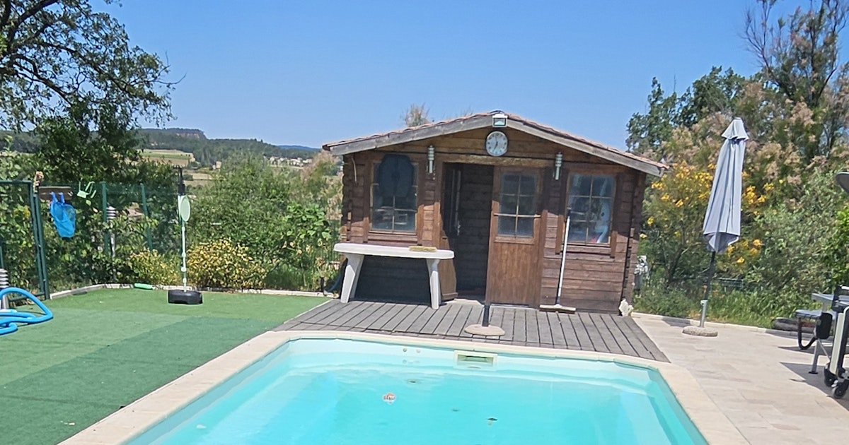 Piscine Privée 8x4 dans le Luberon avec Équipements de Loisirs