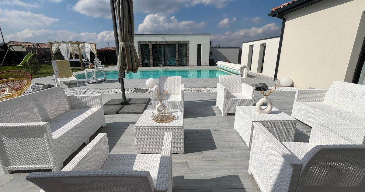 Magnifique Grande Piscine Privée avec Jacuzzi à Bressols