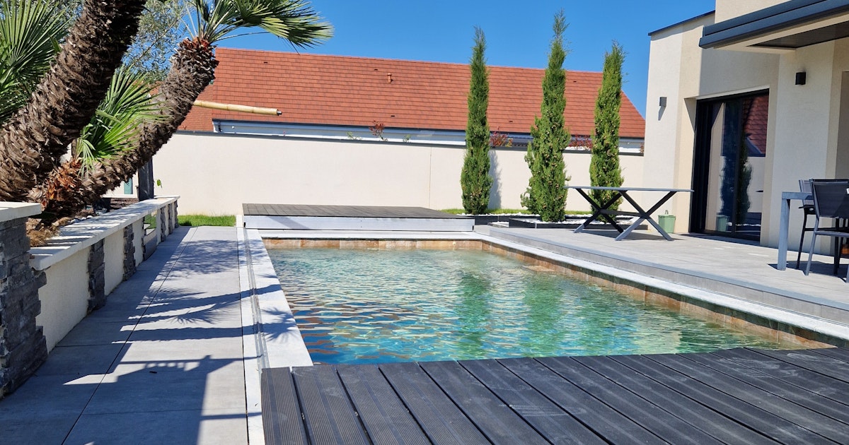Belle Piscine Carrelée avec Nage à Contre-Courant et Jacuzzi à Bretenière
