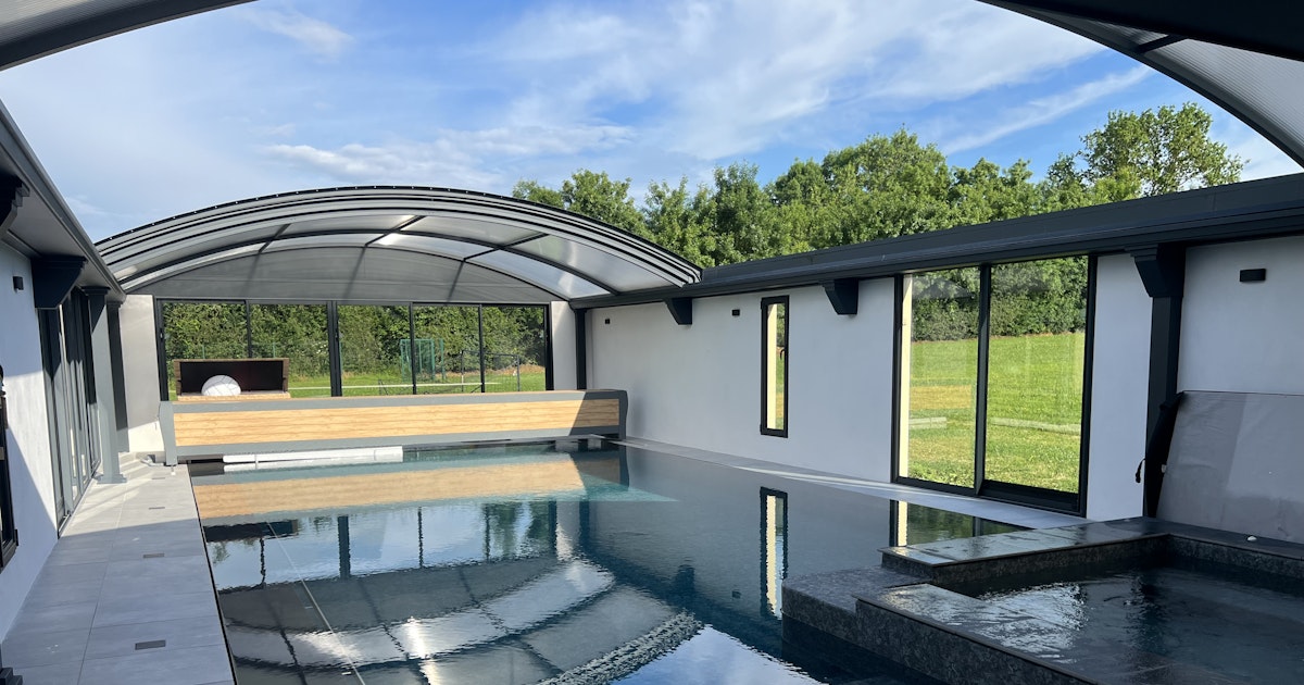 Piscine Intérieure Chauffée 12m x 5m avec Jacuzzi