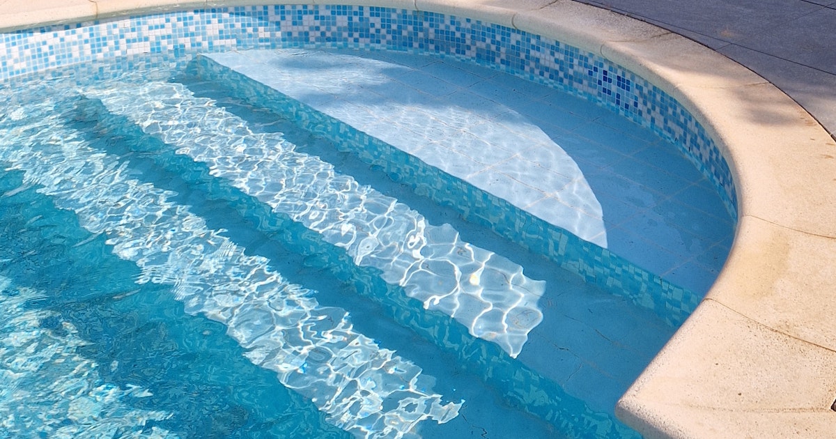 Belle et grande piscine chauffée dans un écrin de verdure