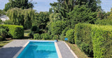 Belle et grande piscine chauffée dans un écrin de verdure 4
