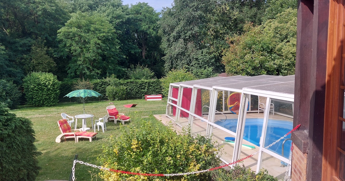 Piscine Privée Couverte à Courpalay avec Jardin et Espace de Travail