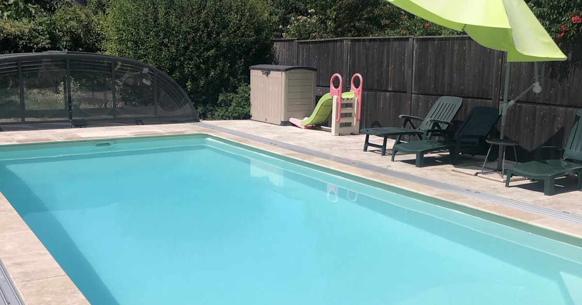 Piscine Privée avec Jardin et Jeux pour Enfants à Blois