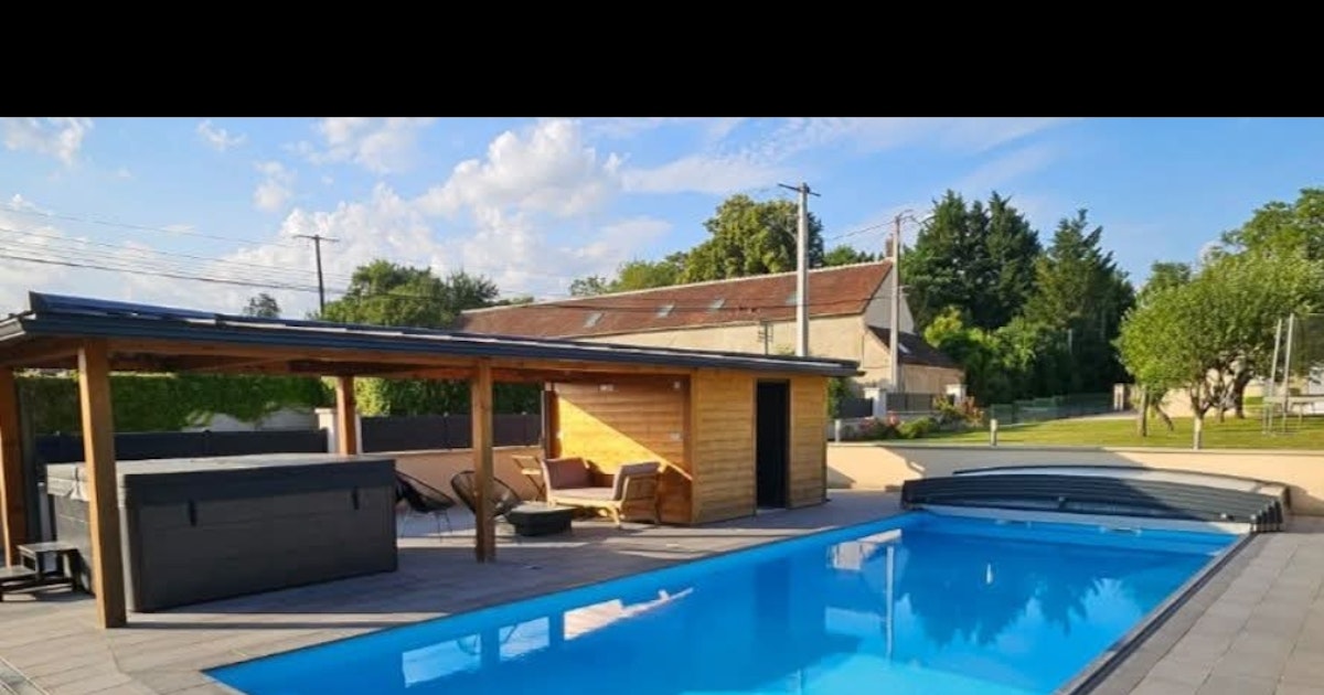 Belle Piscine Chauffée Privée à Charny Orée de Puisaye