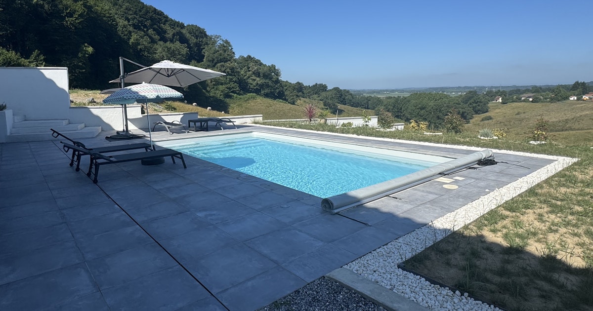 Belle Piscine Chauffée Privée avec Vue à Guiche
