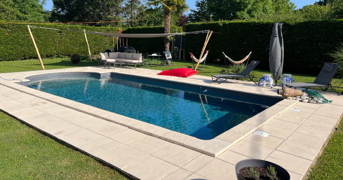 Belle Piscine de Campagne 8x4m avec Terrasse et Jardin
