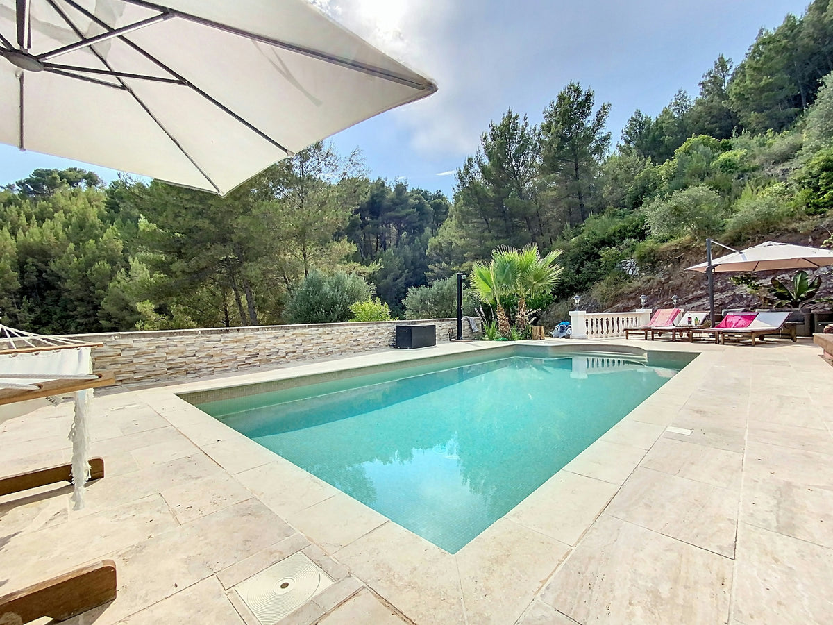 Piscine Prestige dans les hauteurs à Cuers avec Vue Panoramique