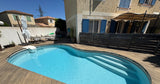 Piscine Privée à Marseille avec Canapé de Jardin et Terrasse 1