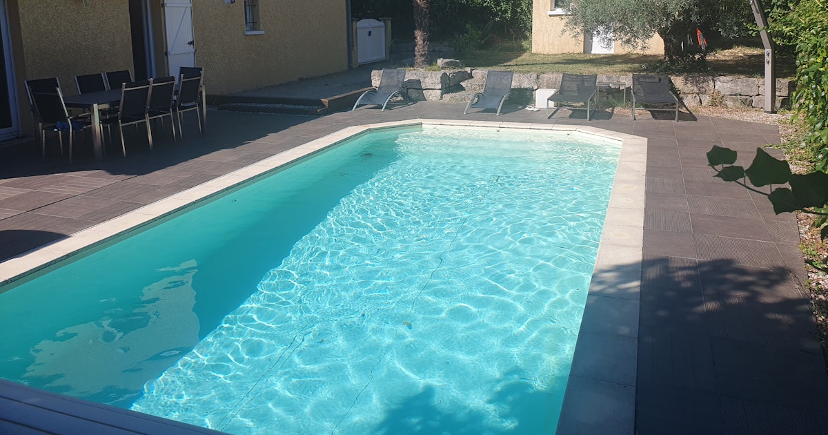 Belle Piscine Privée 9x4m avec Pétanque et Jardin à Dagneux