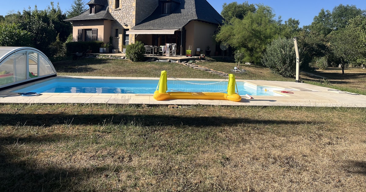 Belle Piscine Privée à Rodelle avec Dôme et Terrasse