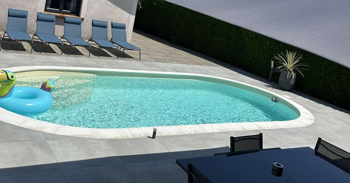 Piscine Privée 4x8m à Oyonnax avec Barbecue et Transats