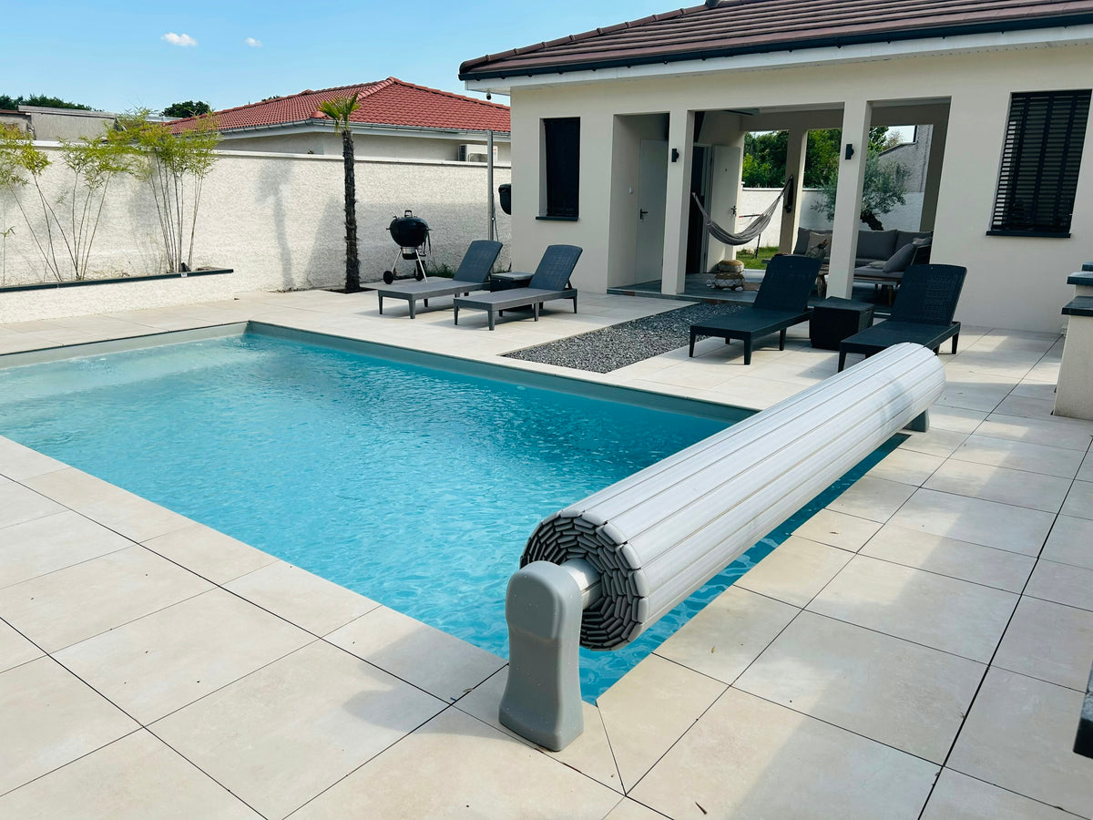 Piscine Familiale et Paisible avec Jardin et Pool House à Meximieux