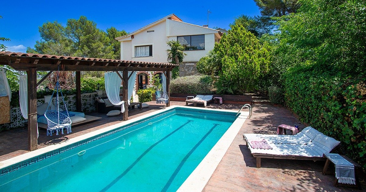 Piscine Privée Rustique avec Vue sur Montserrat près de Barcelone