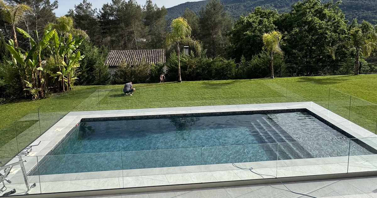 Piscine Privée 12m avec Plage Immergée et Parc de Jeux