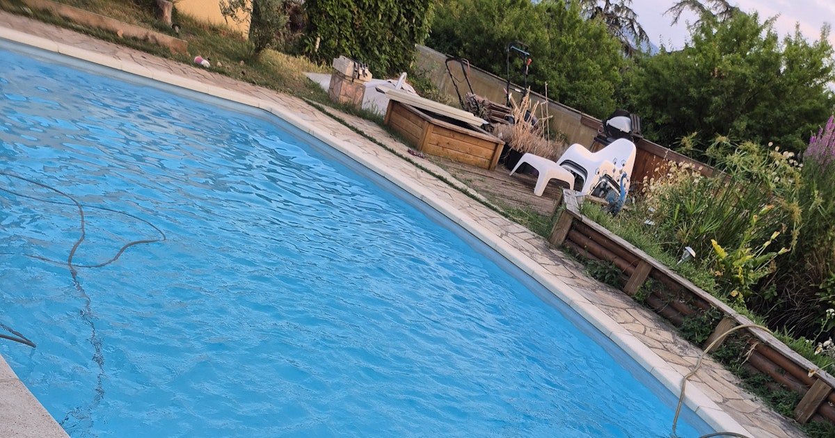 Jolie Piscine Non Chauffée à Grigny pour 5 Personnes