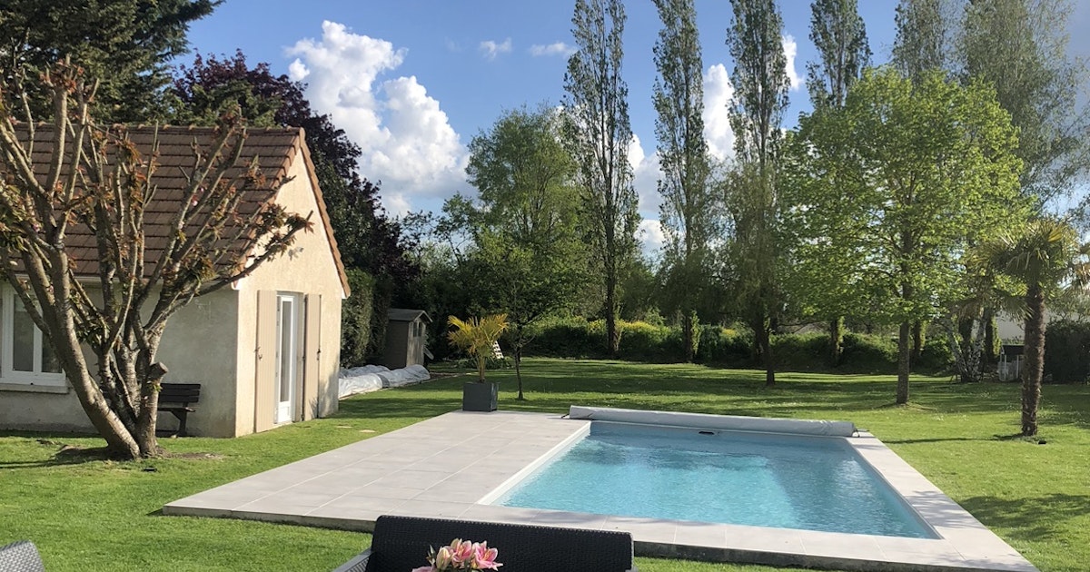 Belle Piscine Chauffée Privée à Fontenay-Mauvoisin Sans Vis-à-vis