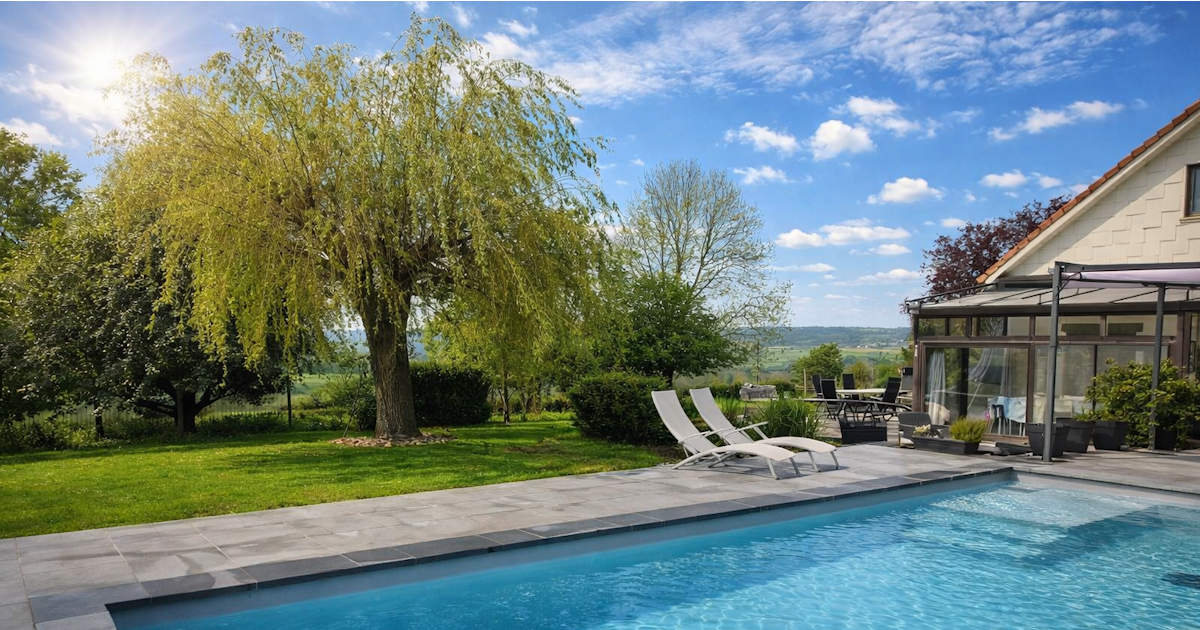 Belle Piscine Chauffée en Pleine Campagne avec Vue Magnifique