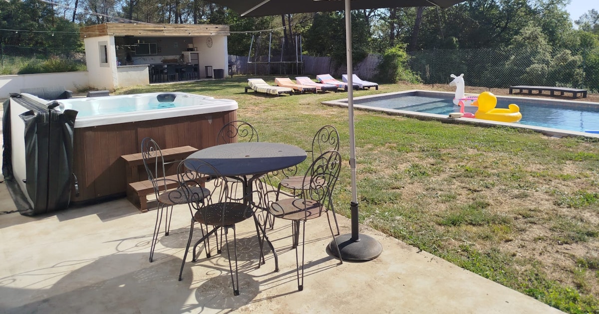 Swimmy Piscine Chauffée Privée avec Jacuzzi et Jardin Tourves