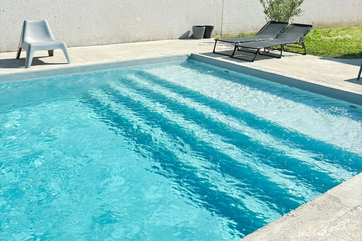 Grande Piscine au Sel avec Plage et Jardin Lyon