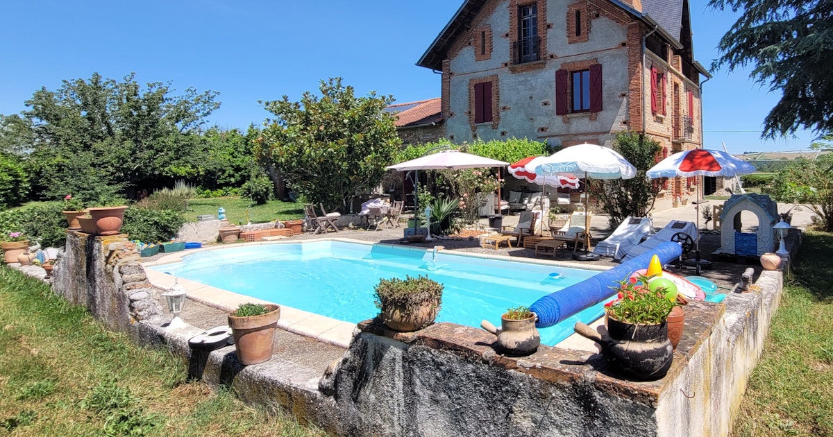 Belle Piscine au Calme Entourée de Verdure à Cintegabelle